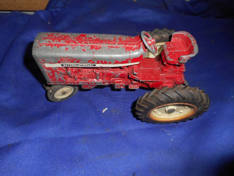 VINTAGE INTERNATIONAL TRACTOR
