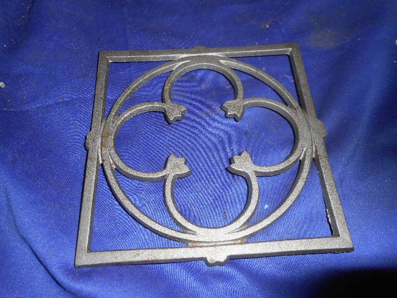 VINTAGE IRON TRIVET