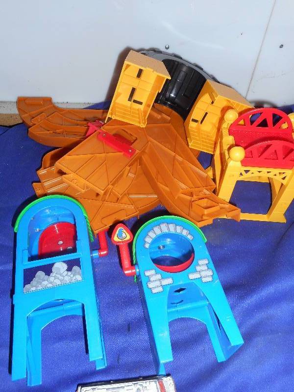 TOY TRACK SET