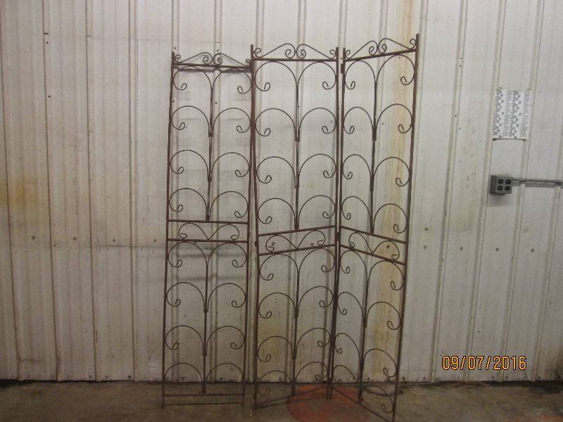 lot 11 image: Trellis, Rusty. 75 Tall. Was 1 pie...
