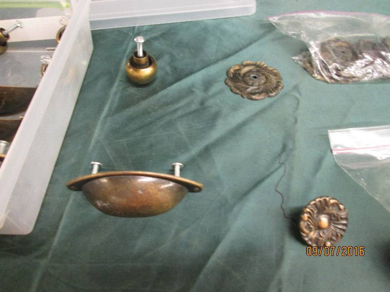 lot 19 image: assorted knobs...