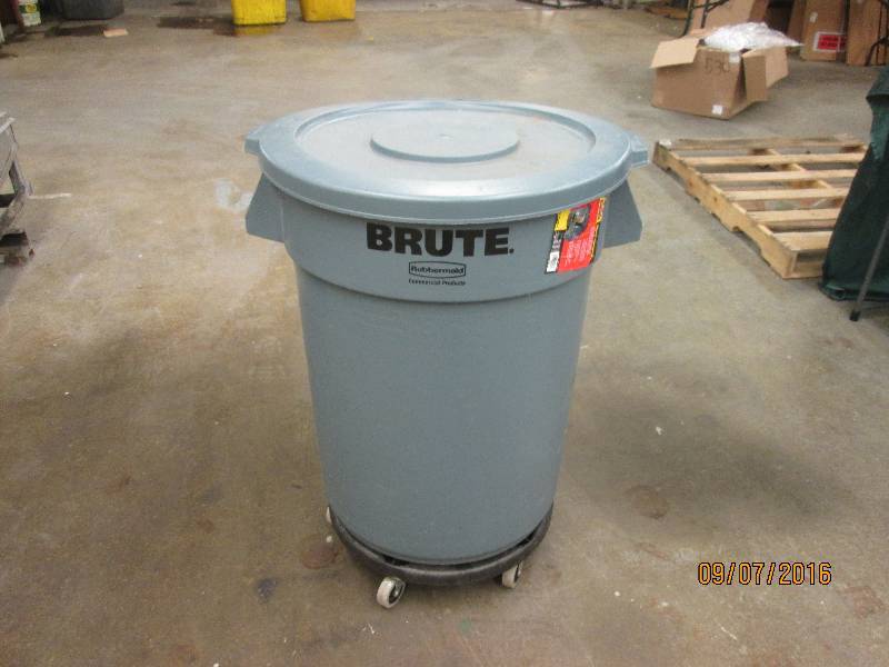 lot 20 image: 32 Gallon Rubbermaid Container on W...