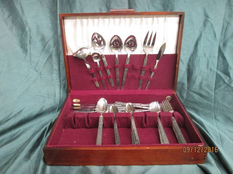 lot 26 image: Silverware set...
