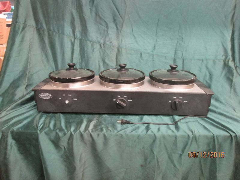 lot 29 image: 1Large Crockpot unit with 3 Crockpo...