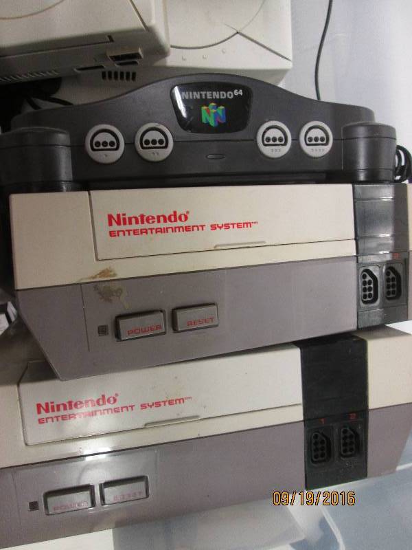 lot 50 image: 2 nintendos 1 super nintedo 2 drea...