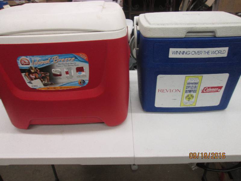 lot 60 image: 2 coolers 1 28 qt cooler and 1 smal...