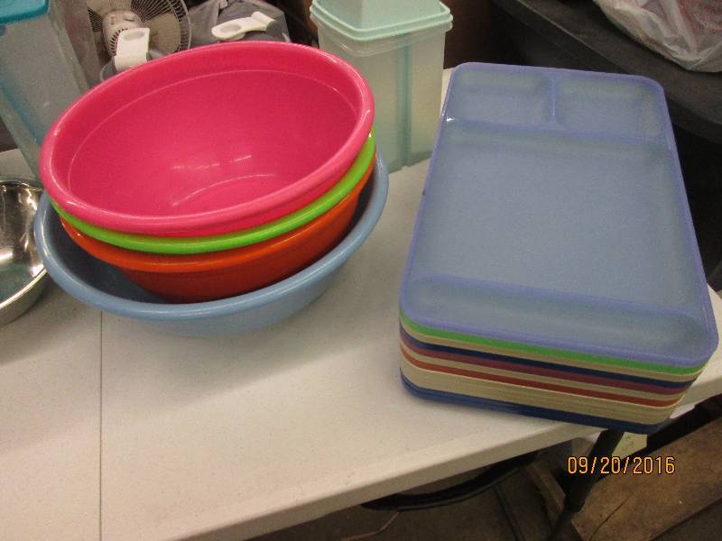 lot 70 image: lot of kitchen stuff 4 plastic mixi...