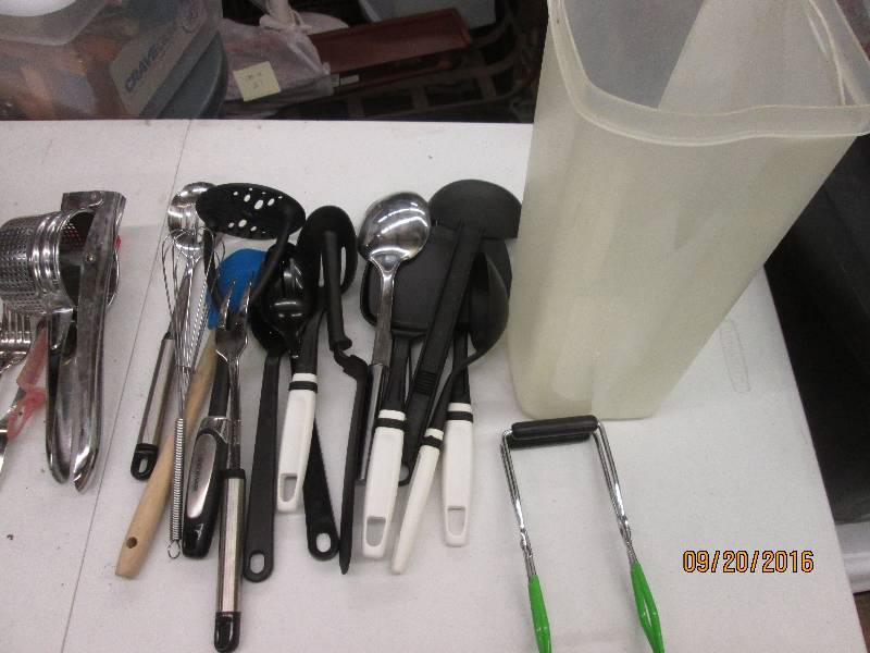 lot 71 image: lot of plastic utinsels and wooden...