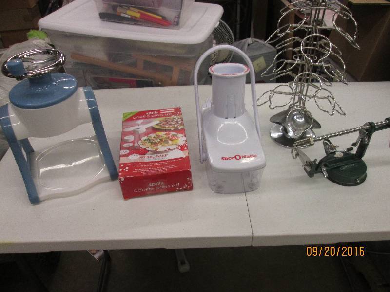lot 72 image: 1 apple peeler, 1 slice o matic, 1 ...