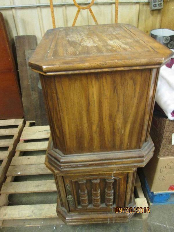 lot 113 image: 3 end tables and a coffee table 2 w...