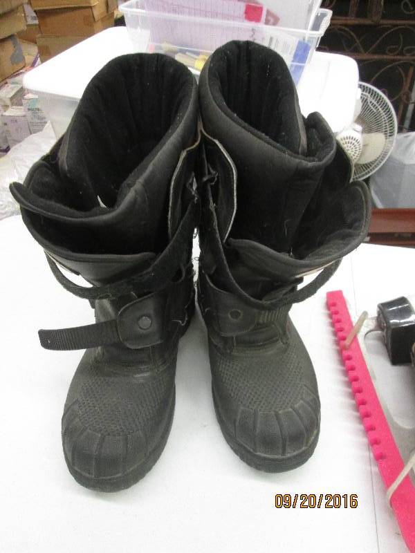 lot 117 image: mens HJC size 9 boots and womens si...