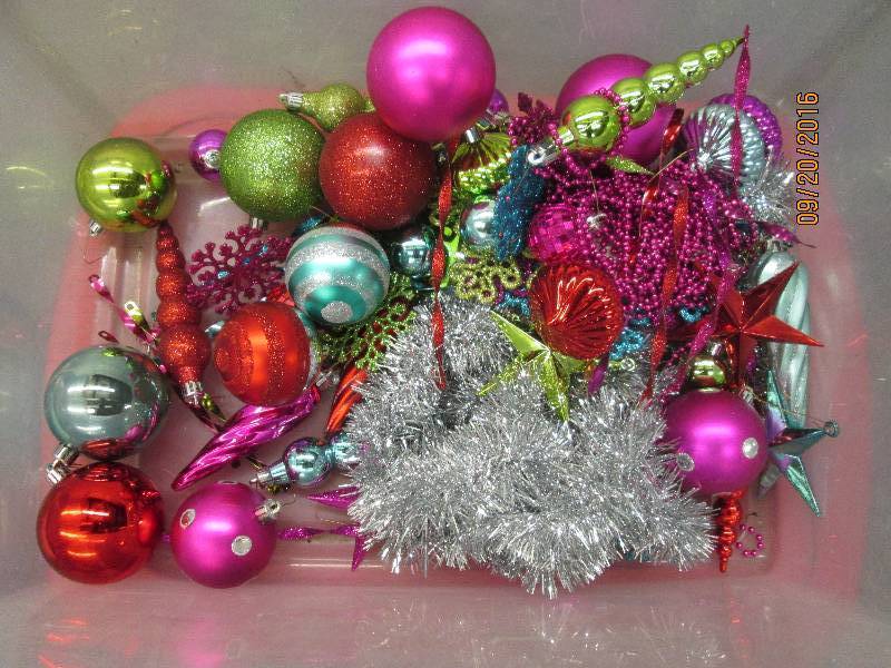 lot 121 image: 15 gallonj tote full of christmas s...