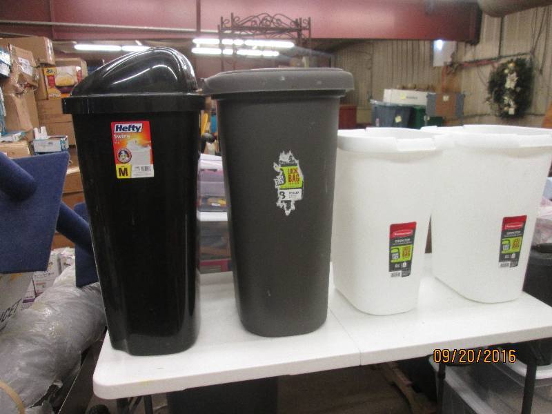 lot 135 image: 4 garbage cans 1 black with swingi...