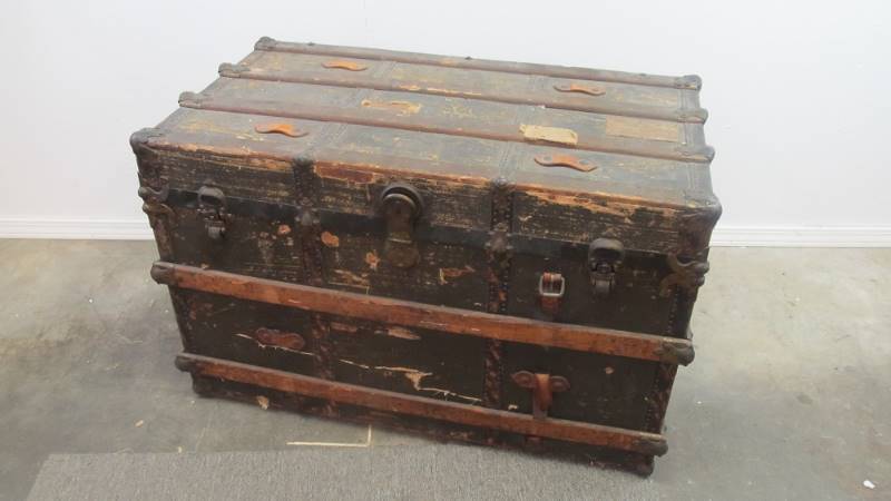 lot 8 image: Antique Dark Green Steamer trunk w St. Paul Markings
