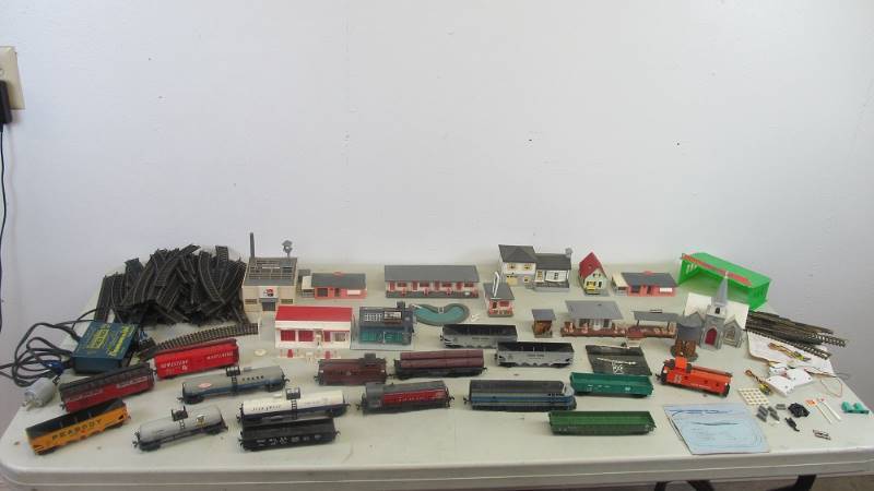 lot 24 image: Large Lot of Vintage HO Train Cars & Buildings