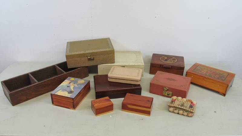 lot 37 image: Large Lot of Vintage Jewelry & Trinket Boxes