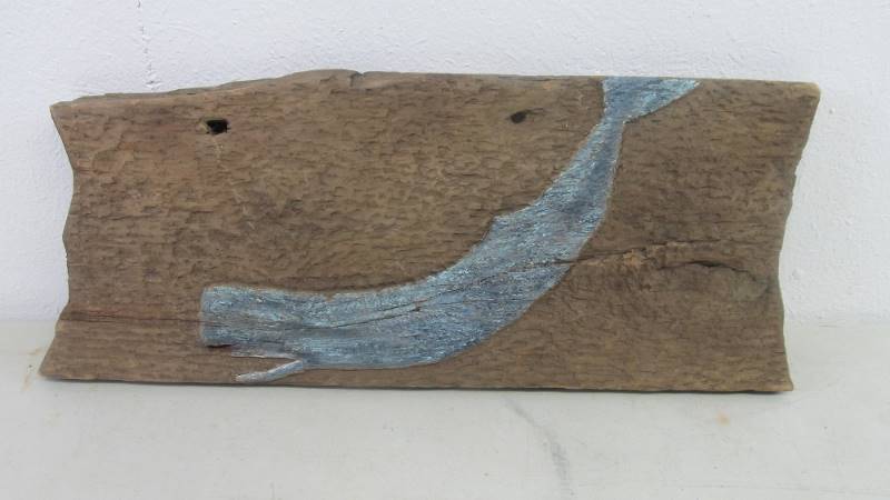 lot 55 image: Vintage Painted Folk Art Whale Carving