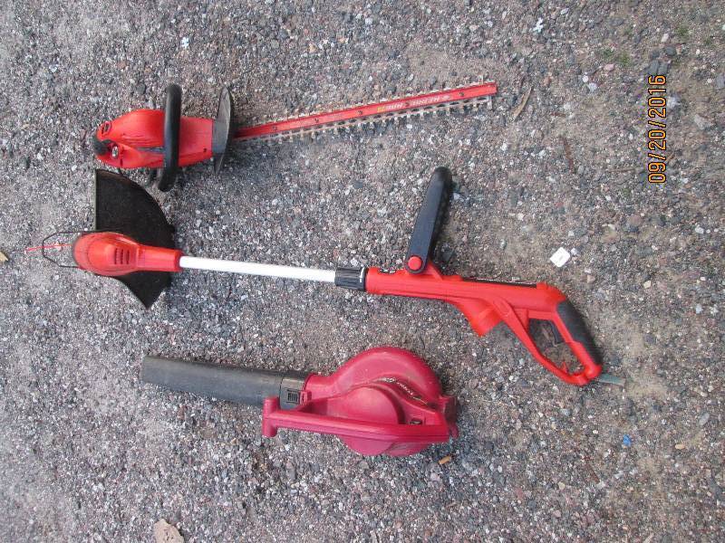 lot 11 image: Electric Black and Decker hedge hog...