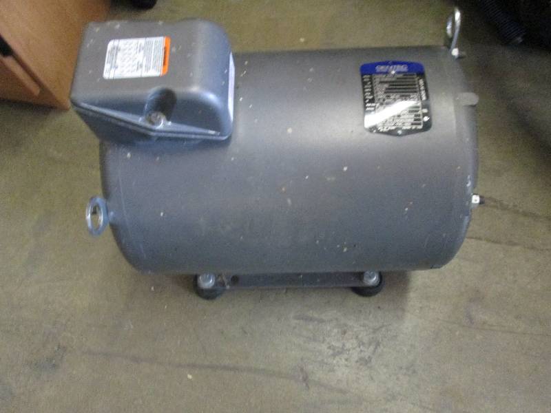 lot 25 image: electric motor Gentec phase convert...