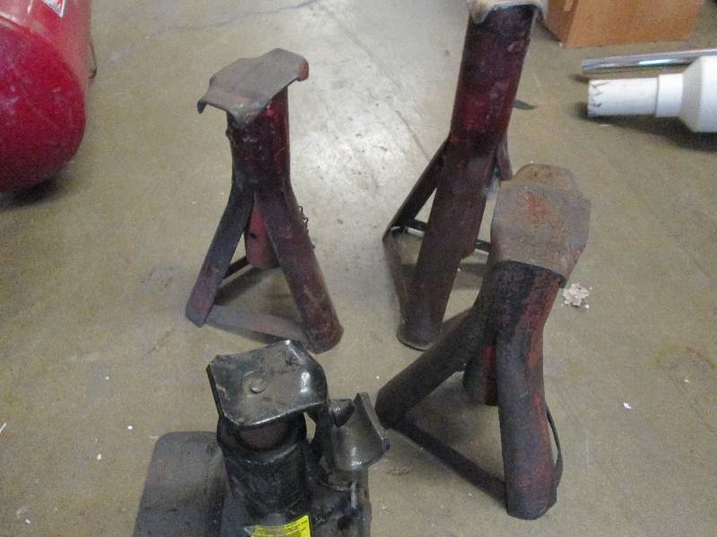 lot 61 image: 3 jack stands and a bottle jack ...