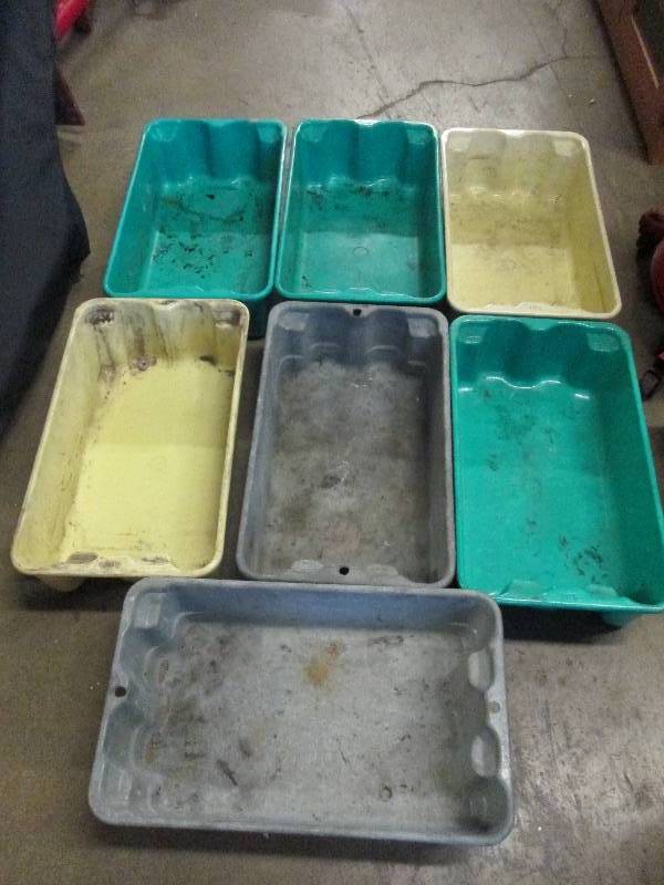 lot 71 image: 7 hard plastic trays  green, yellow...