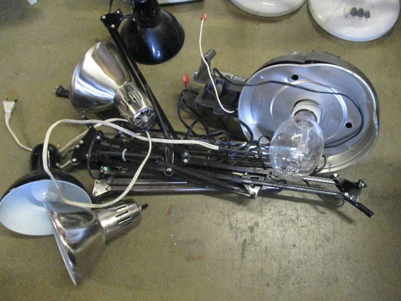 lot 92 image: 4 movable desk lamps and 1 outside ...