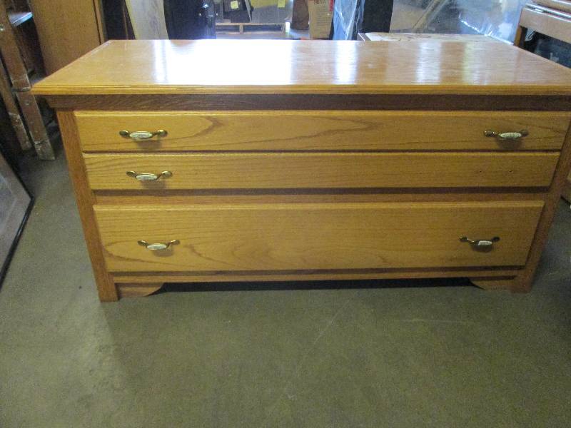 lot 101 image: cedar chest missing 1 handle 50 lo...