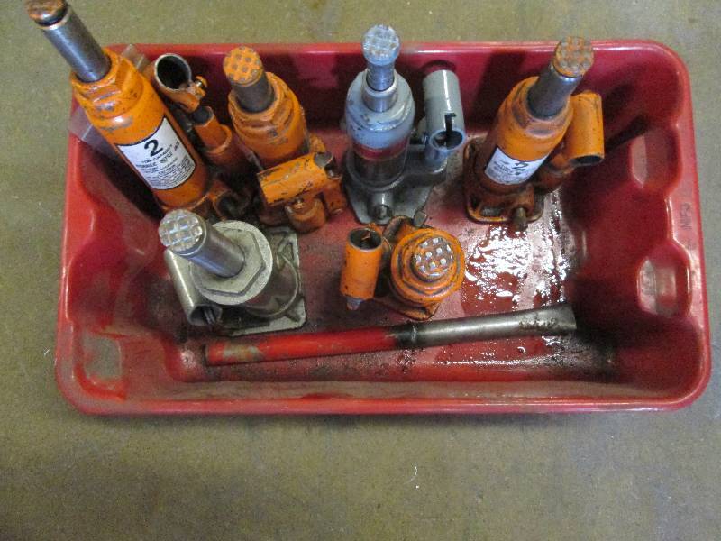 lot 112 image: 6 -2ton hydraulic bottle jacks in r...