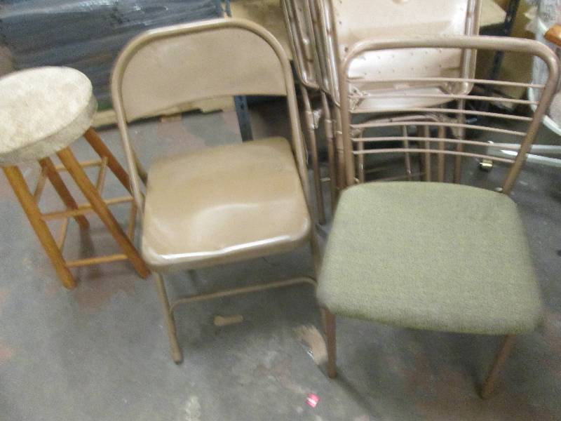 lot 114 image: 4 padded folding chairs 1 is bad 1 ...