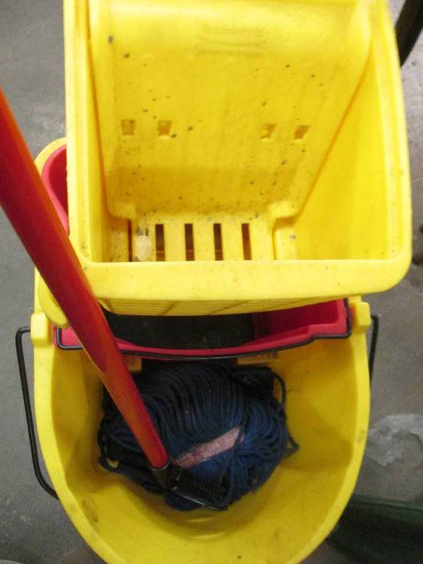 lot 126 image: rubbermaid mop and bucket ...