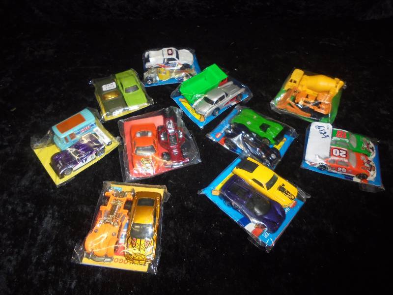 Lot - Hotwheels, Masito, etc, 24 toys total