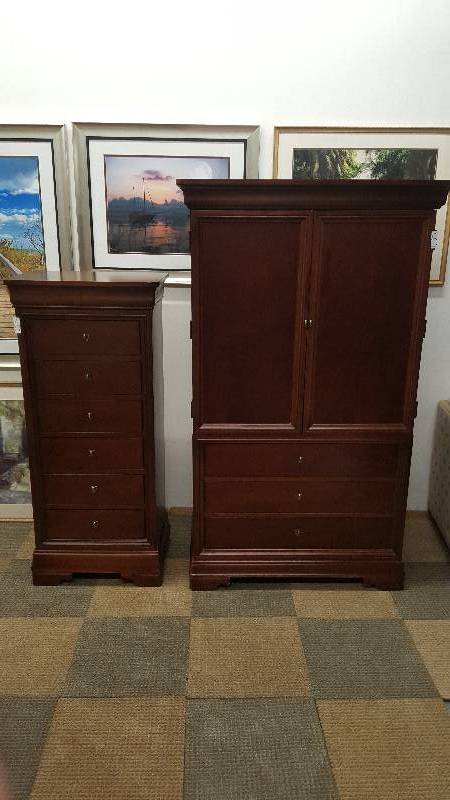 lot 22 image: Thomasville Large 3 Drawer Armoire