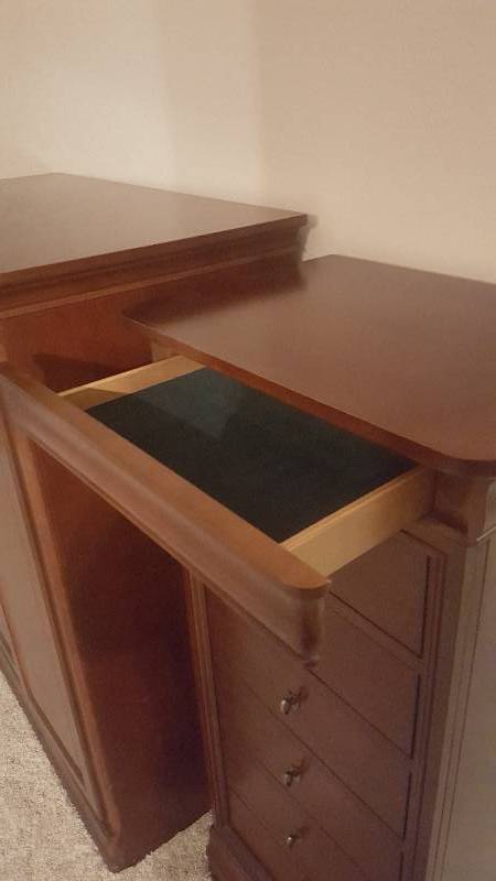 lot 24 image: Thomasville 6 Drawer Lingerie Cabinet.  With Jewelry Drawer,