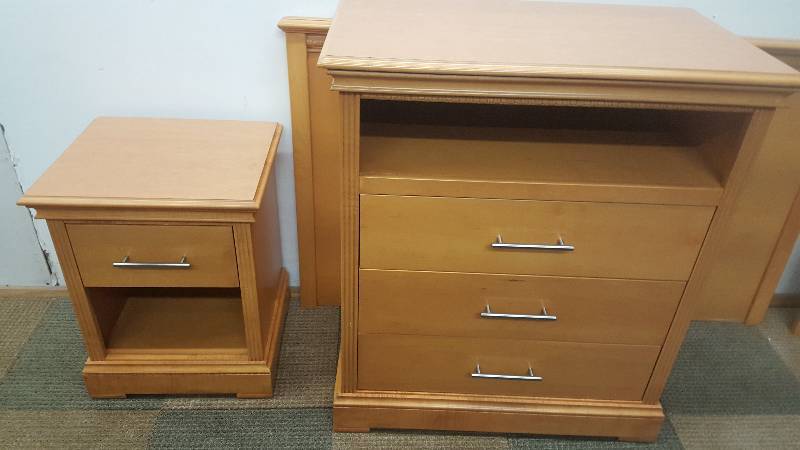 lot 44 image: Bedroom Set. Night Stand, Dresser, Queen Headboard, Mirror