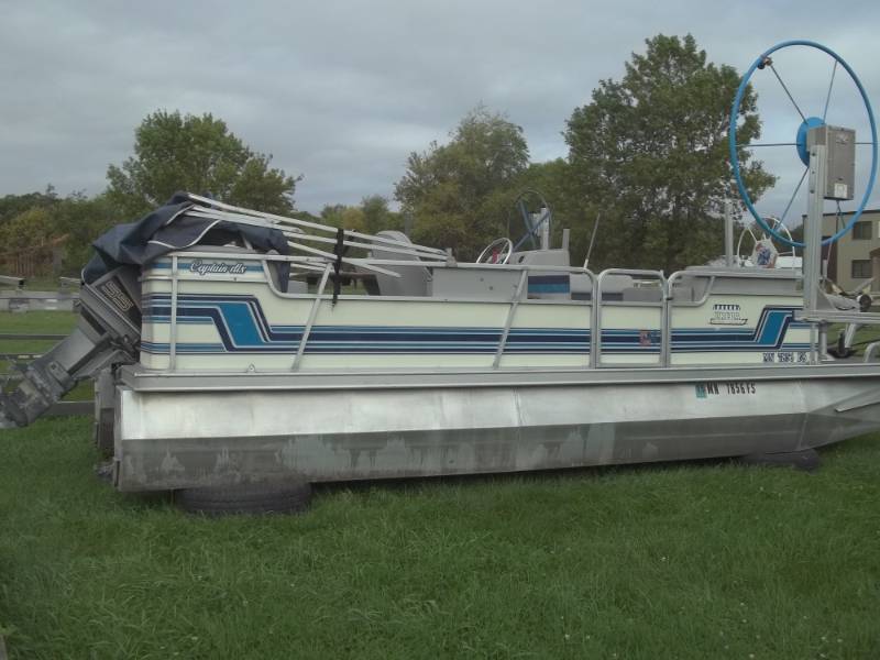 lot 4 image: 1990 ERCOA Pontoon with motor