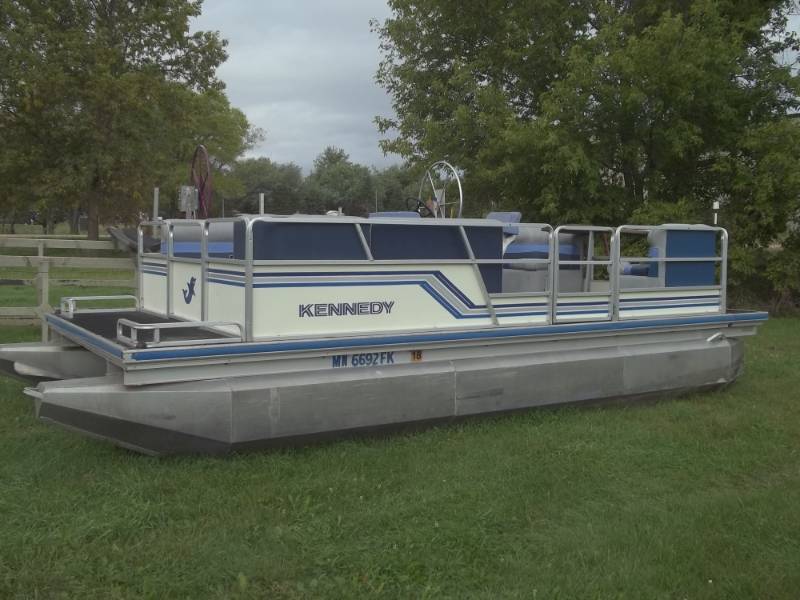 lot 5 image: 1976 Kennedy Pontoon