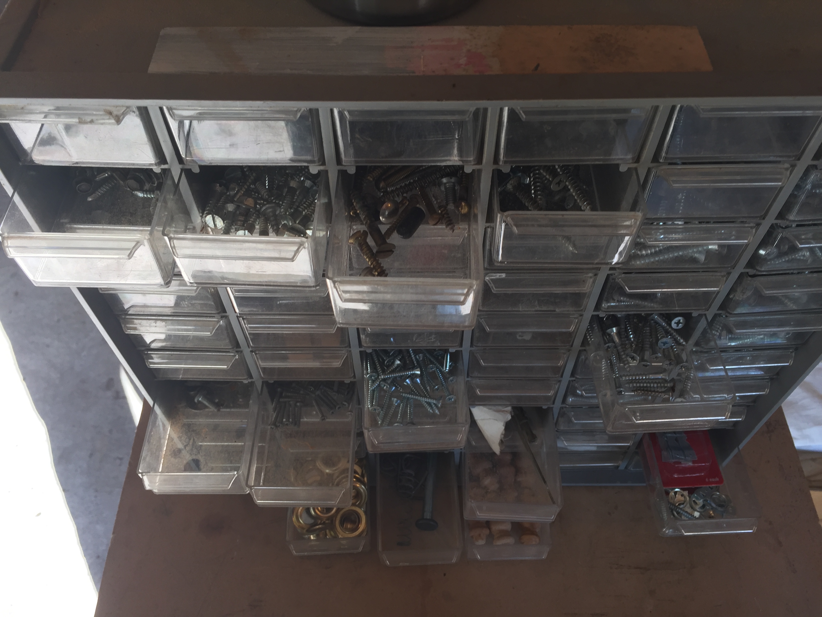 lot 21 image: Bench Top Storage Tray Container full of misc items.