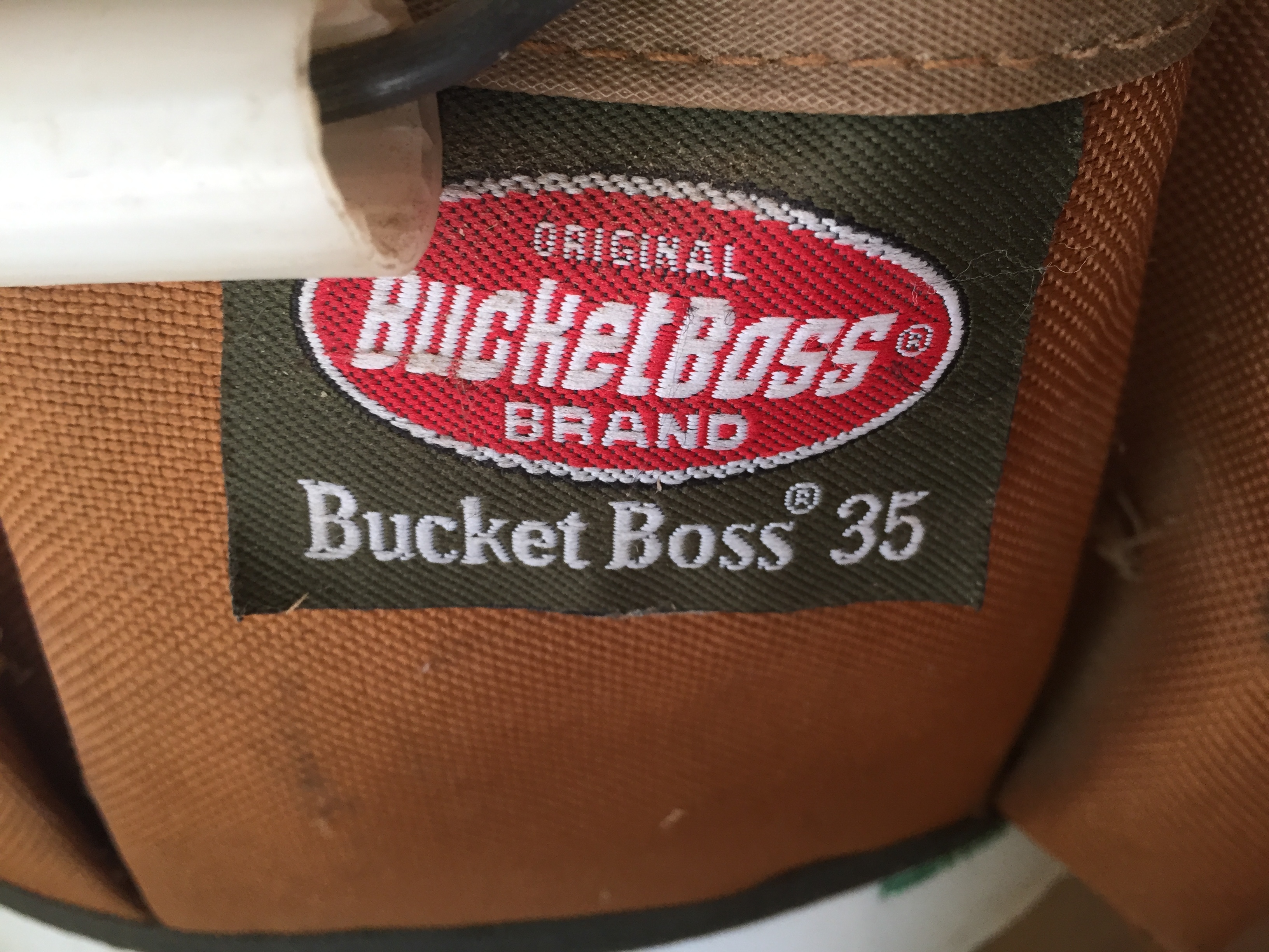 lot 25 image: Bucket Boss 35.  Bucket Toold Belt
