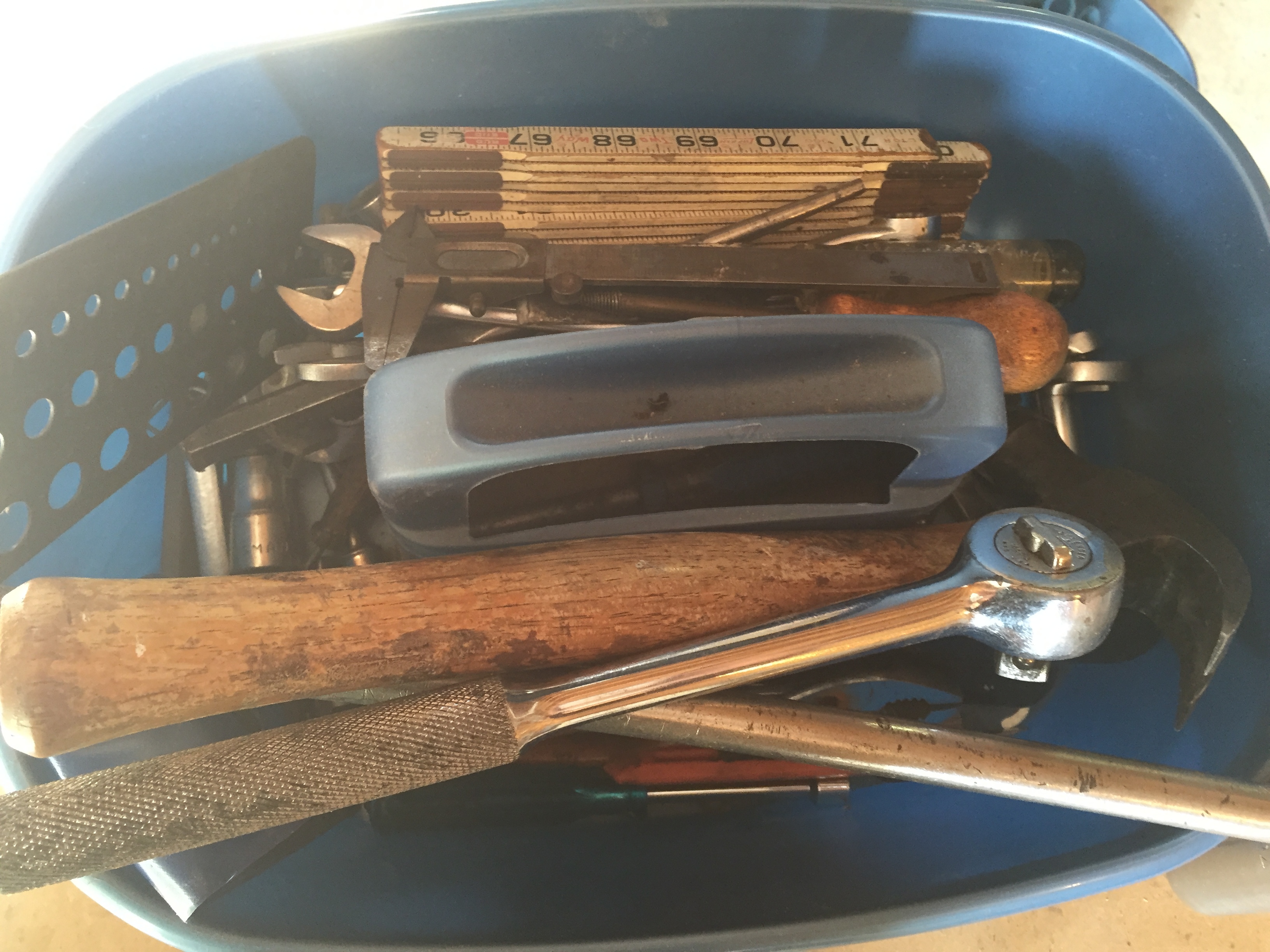 lot 46 image: Tray full of assortment of tools