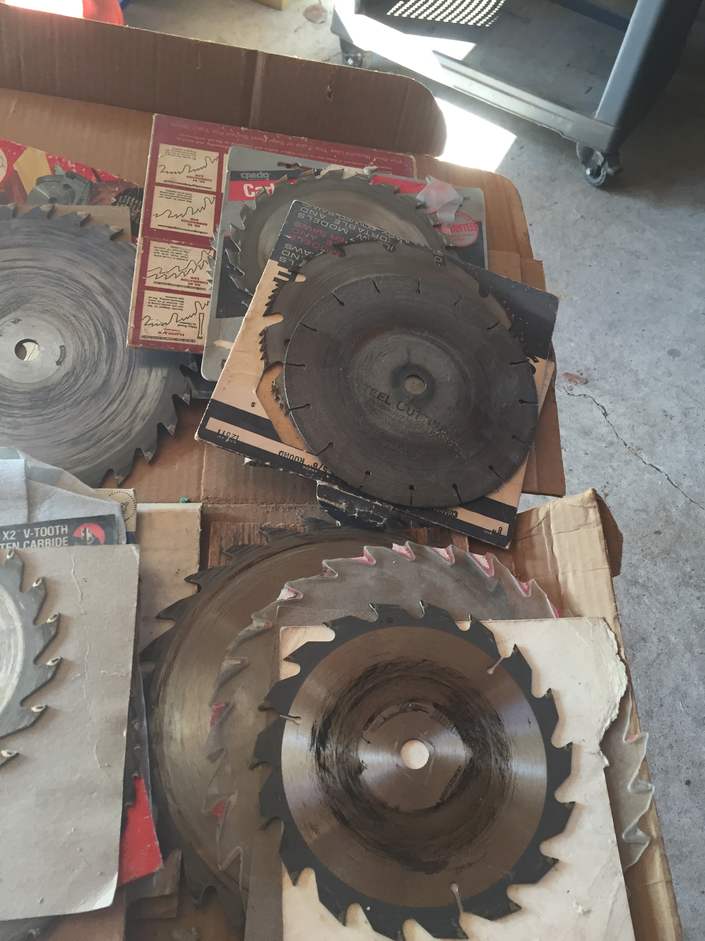 lot 50 image: Large assorment of saw blades