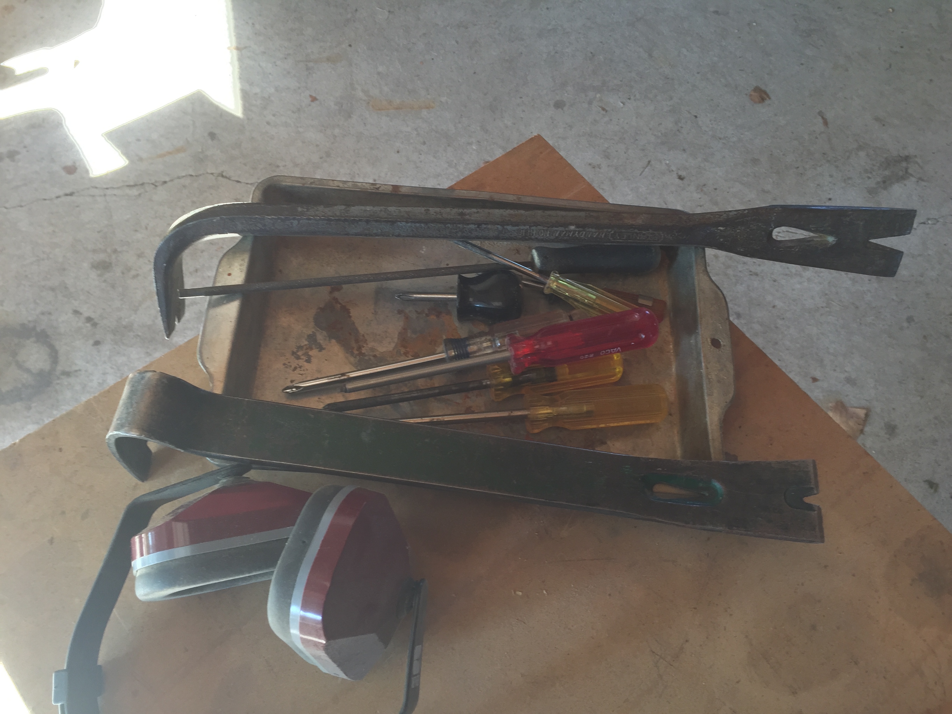 lot 56 image: Assortment of screw drivers and pry bars