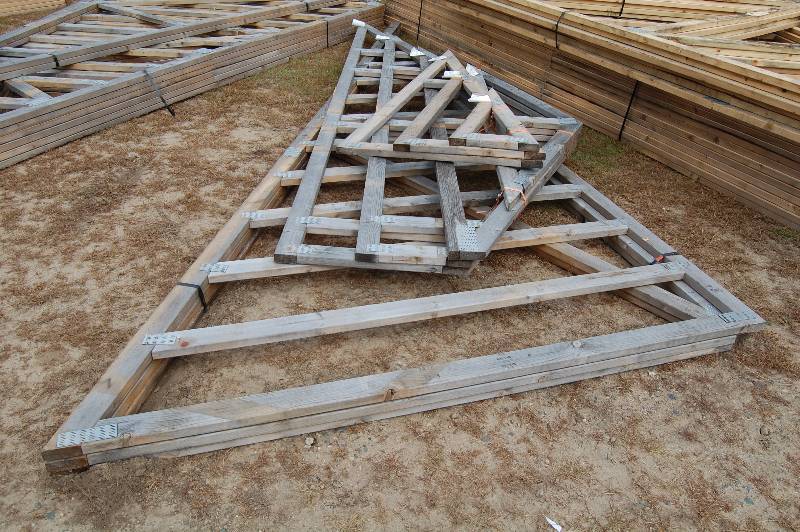 lot 10 image: Trusses