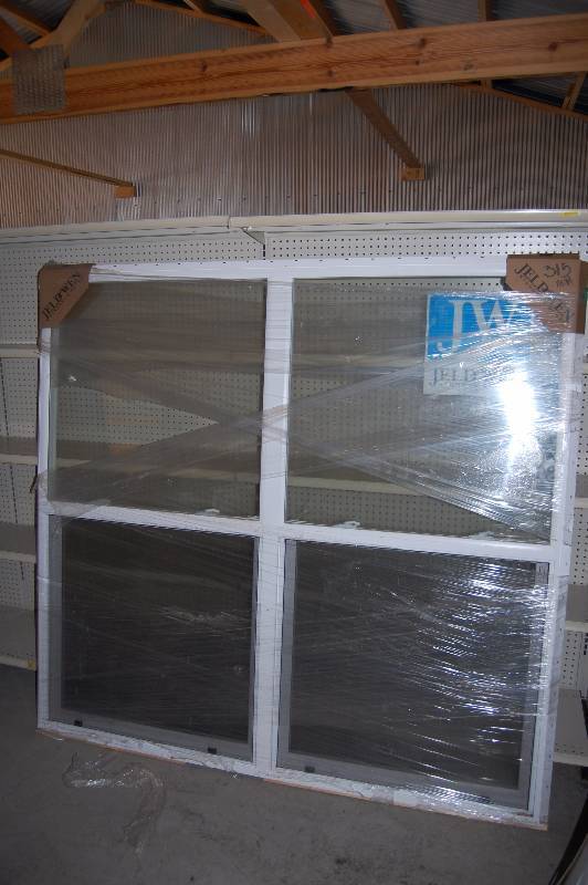 lot 121 image: Jeldwin Vinyle Sliding Double Window