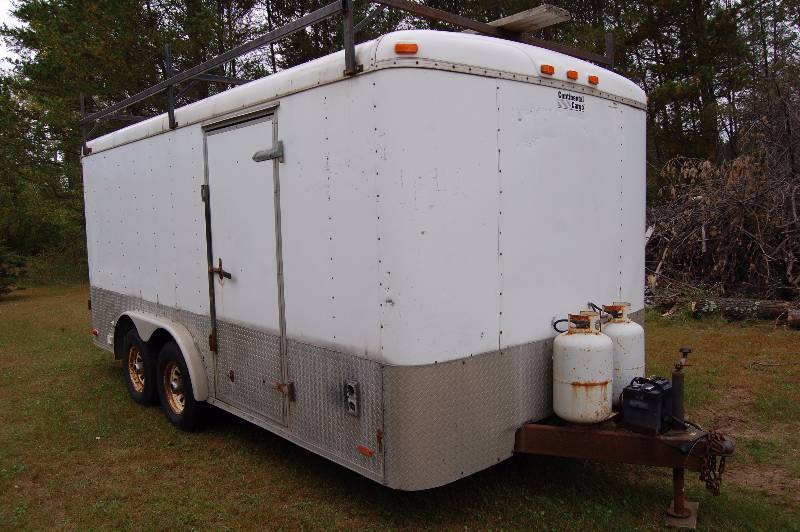 lot 3 image: 2001 Enclosed Trailer