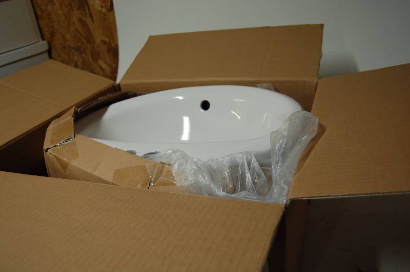 lot 318 image: American Standard Bathroom Sink