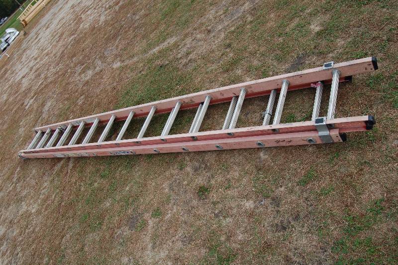 lot 386 image: Extension Ladder