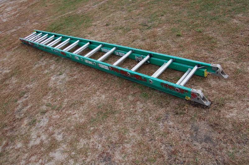 lot 390 image: Extension Ladder