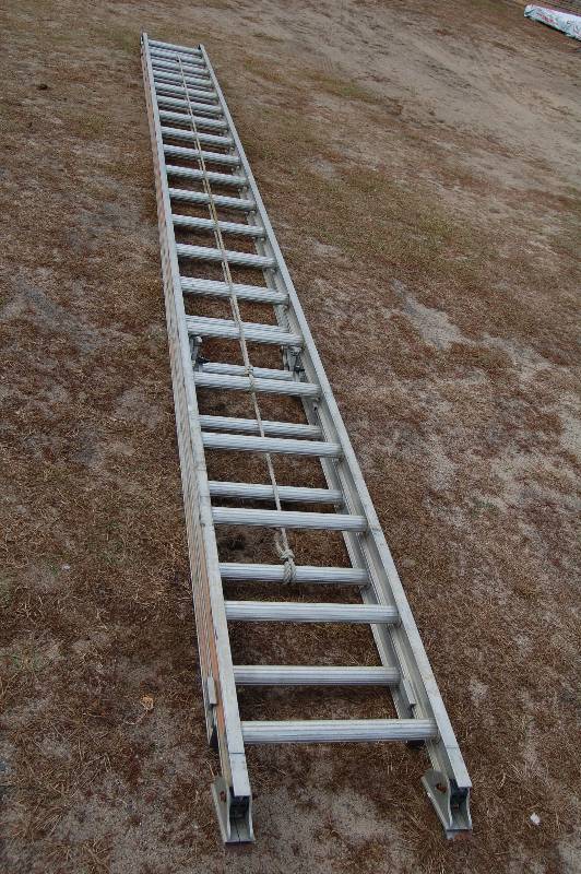lot 393 image: Extension Ladder