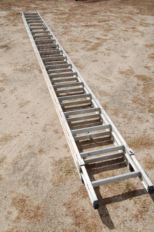 lot 394 image: Extension Ladder