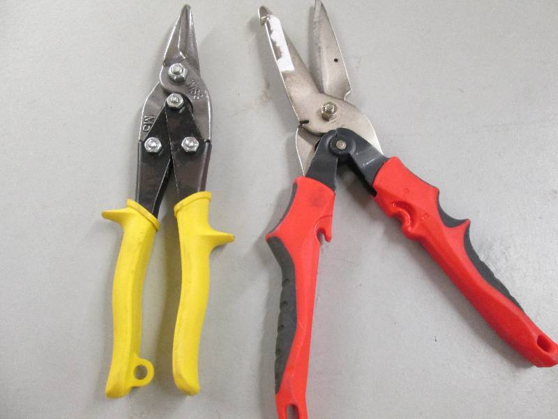 lot 54 image: 1 wiss maxcut tool and 1 wiss strai...